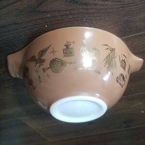 Pyrex Early American 1 1/2 qt mixing bowl, brown with gold graphics.